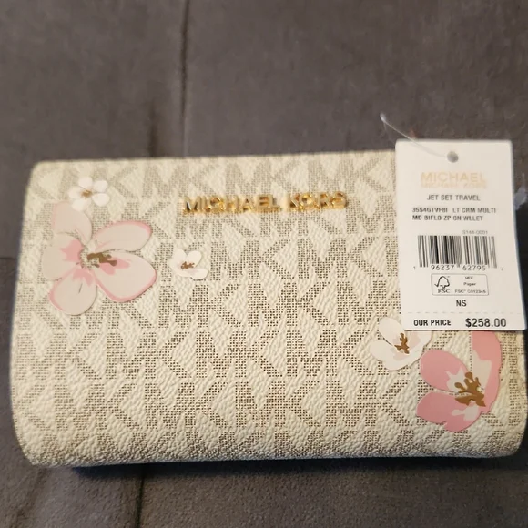 Michael Kors NWT Cream and Pink Wallets with Signature Monogram - Picture 1 of 5